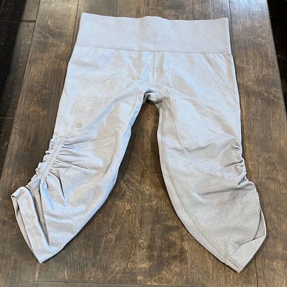 Lululemon Ebb & Flow Crop Seamless Heather
Gray Sz- 8 - Picture 4 of 11